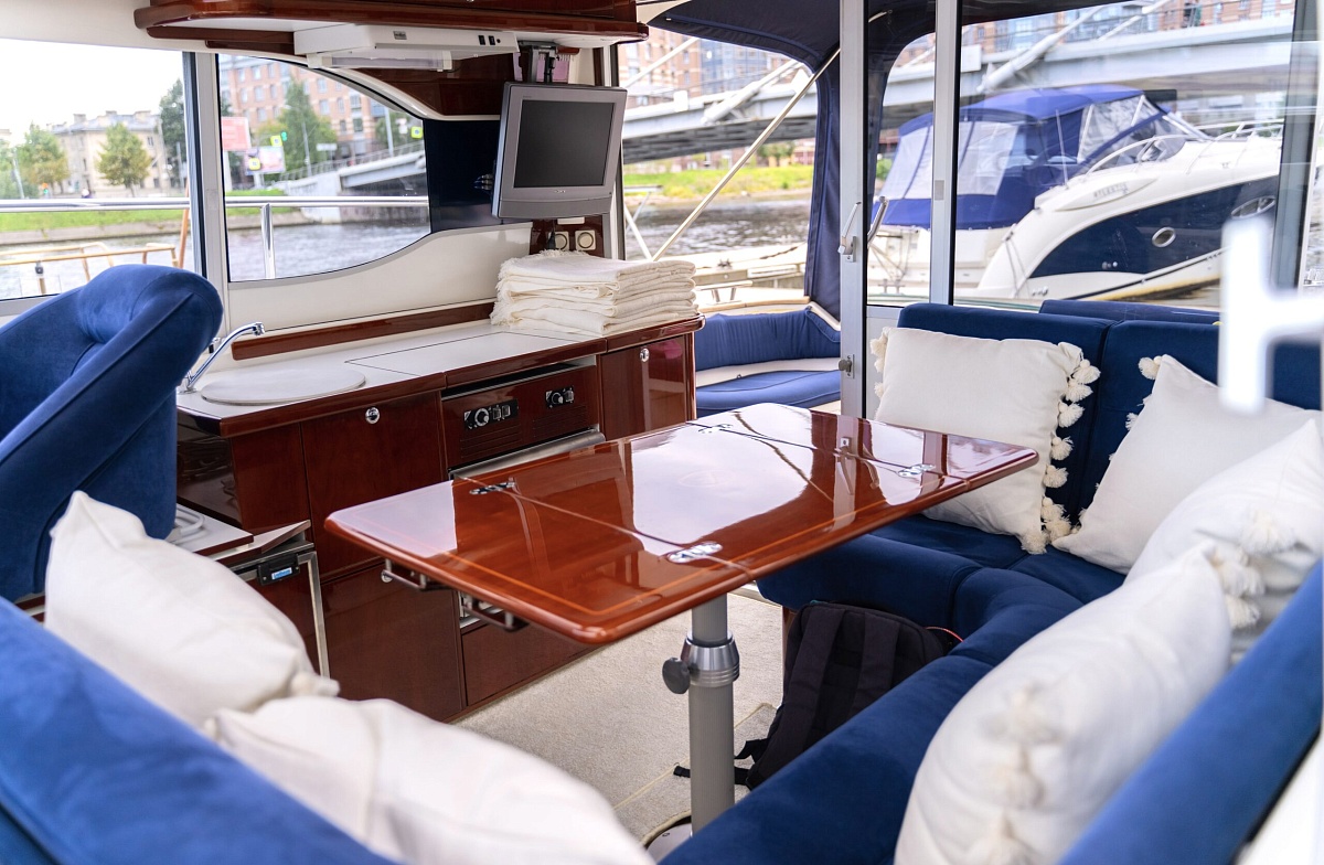 Аренда яхты Aquador 32 С в Питере - стол в салоне
